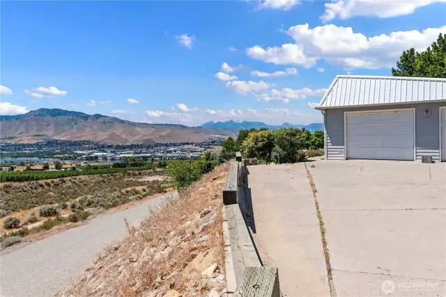 driveway toward 2 car garage