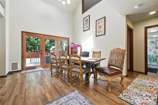 Formal Dining w/vaulted ceilings