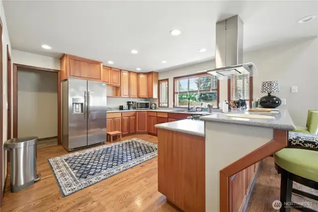 Kitchen w/breakfast bar all newer appliances included