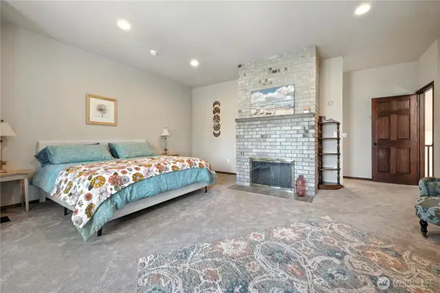 Primary Suite w/Fireplace & Lake Views