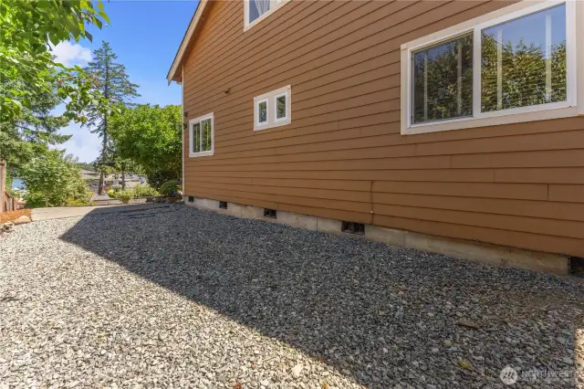 RV & Boat Parking on side of the house