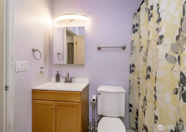 Main bath connected to Primary half bath