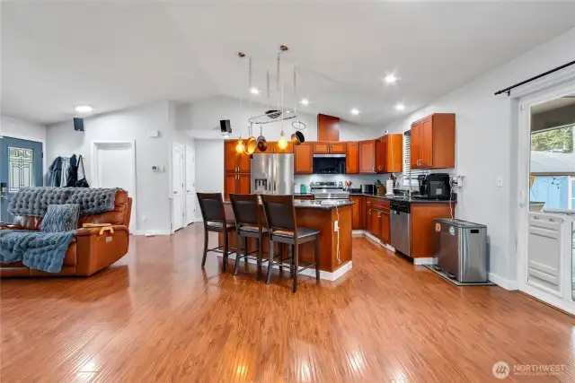 Beautiful Island Kitchen, Lot's of Cabinets and New Stainless Appliances That All Stay!