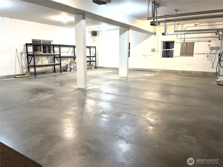 Huge 1,314 Square Foot Garage