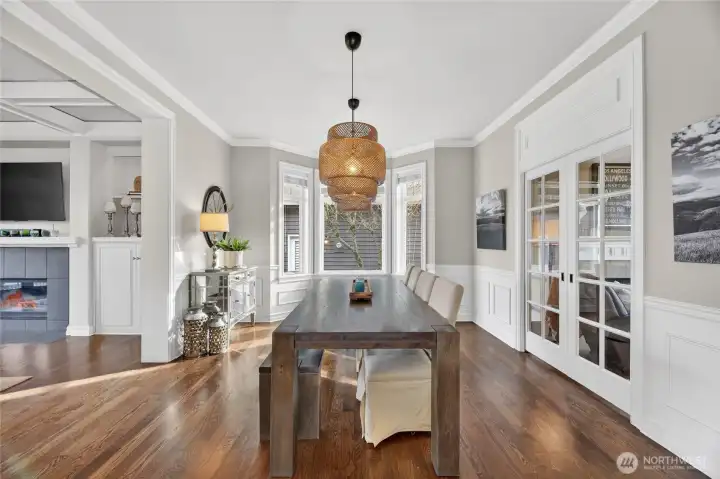 Inviting Dining Room perfect for Entertaining