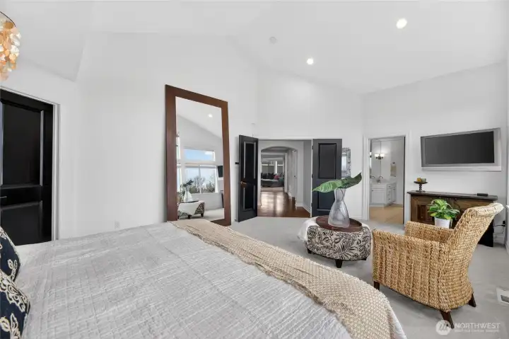 w/ Cascade Views - 2 Walk-in Closets