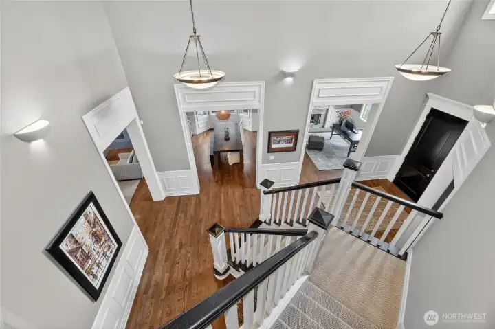 oaring two-story foyer