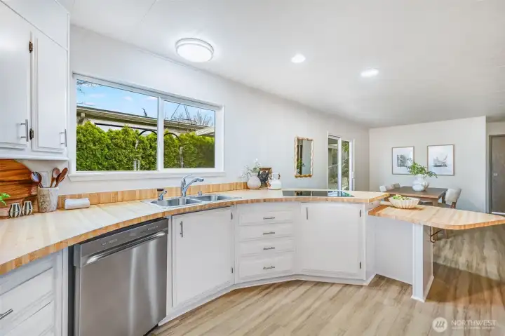 Everything has a place. Even a niche for the garbage can underneath the peninsula.