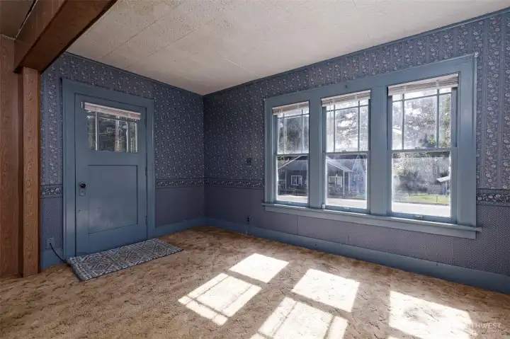 Front enrtyway leading into the main living area.