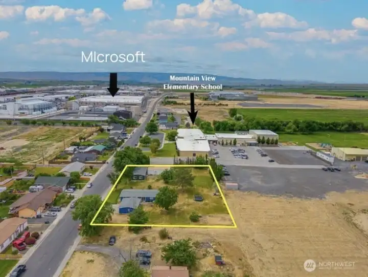 Next door to elementary school and walking distance to microsoft