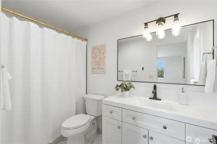 Full bath in the primary bedroom.