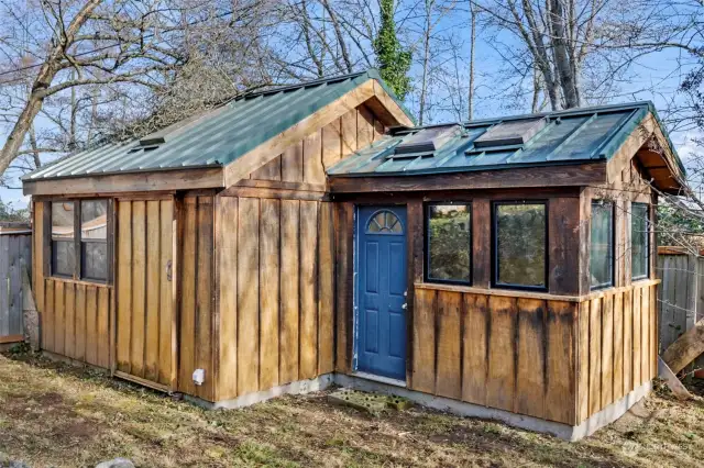 Secured shed with Electricity, access from alleyway as well