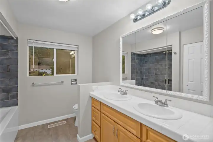 Main floor full bathroom