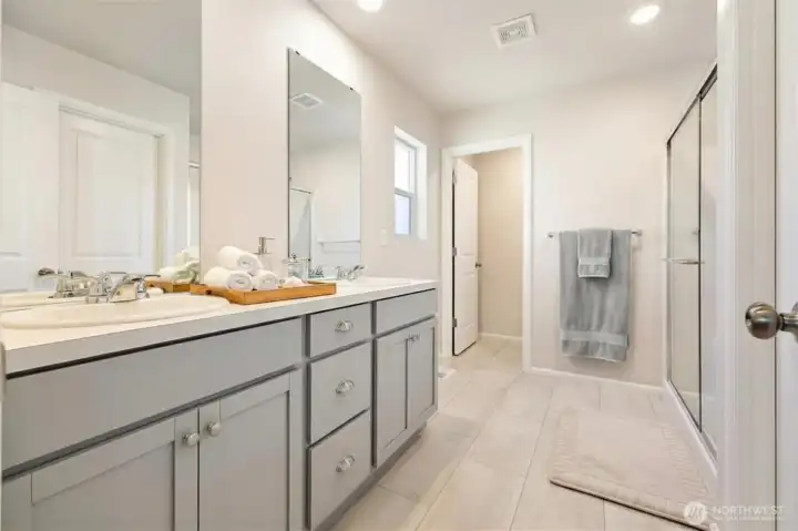 Primary bath ensuite (virtually staged)