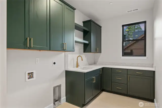 Mud/Laundry room