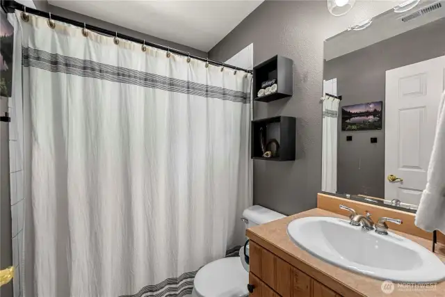 2nd Floor Full Bathroom