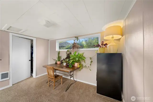 Flex space- office, playroom, formal dining?