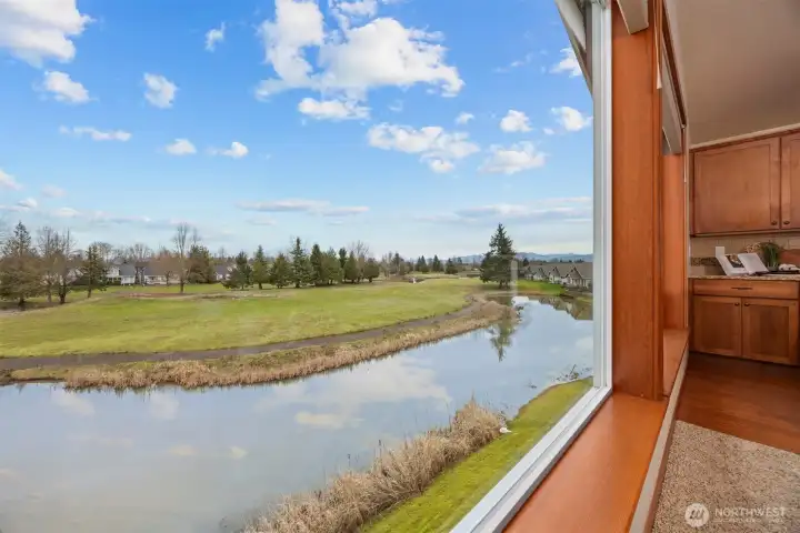 Enjoy expansive panoramic views, where sunrises are breathtaking and wildlife is abundante.