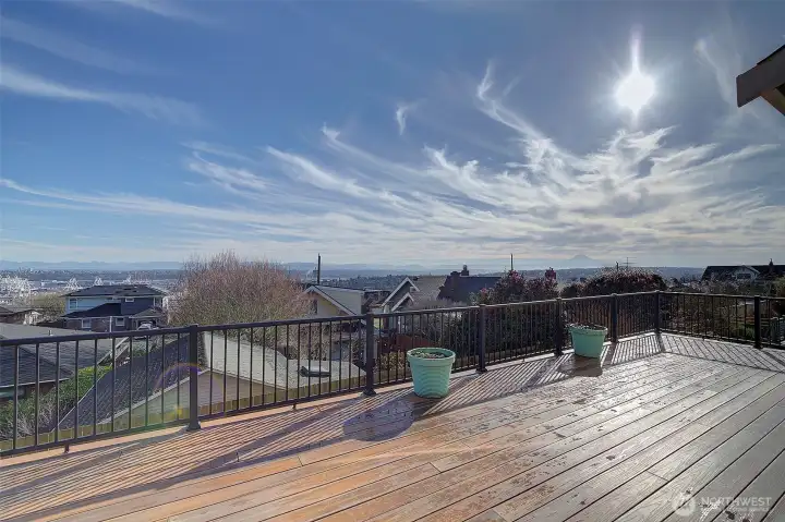 Look from view deck toward Cascades and Mt Rainier