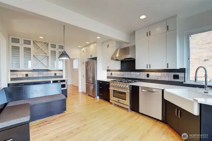 Beautiful kitchen with eat in area, newer appliances throughout