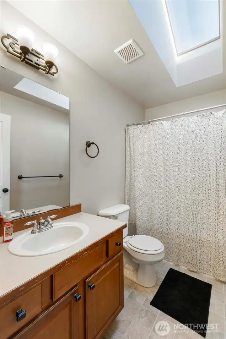 Upstair Full bathroom