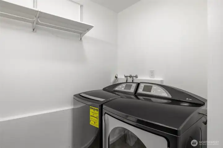 Laundry area with easy access, making everyday routines simple and efficient.