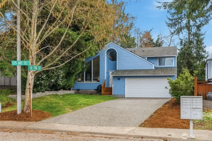 Extra-long driveway with ample parking!