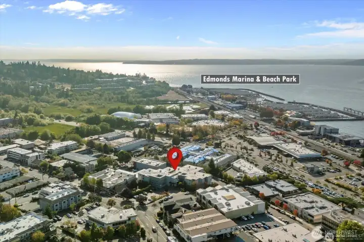 Blocks from beaches, shops, ferry, marina, coffee etc