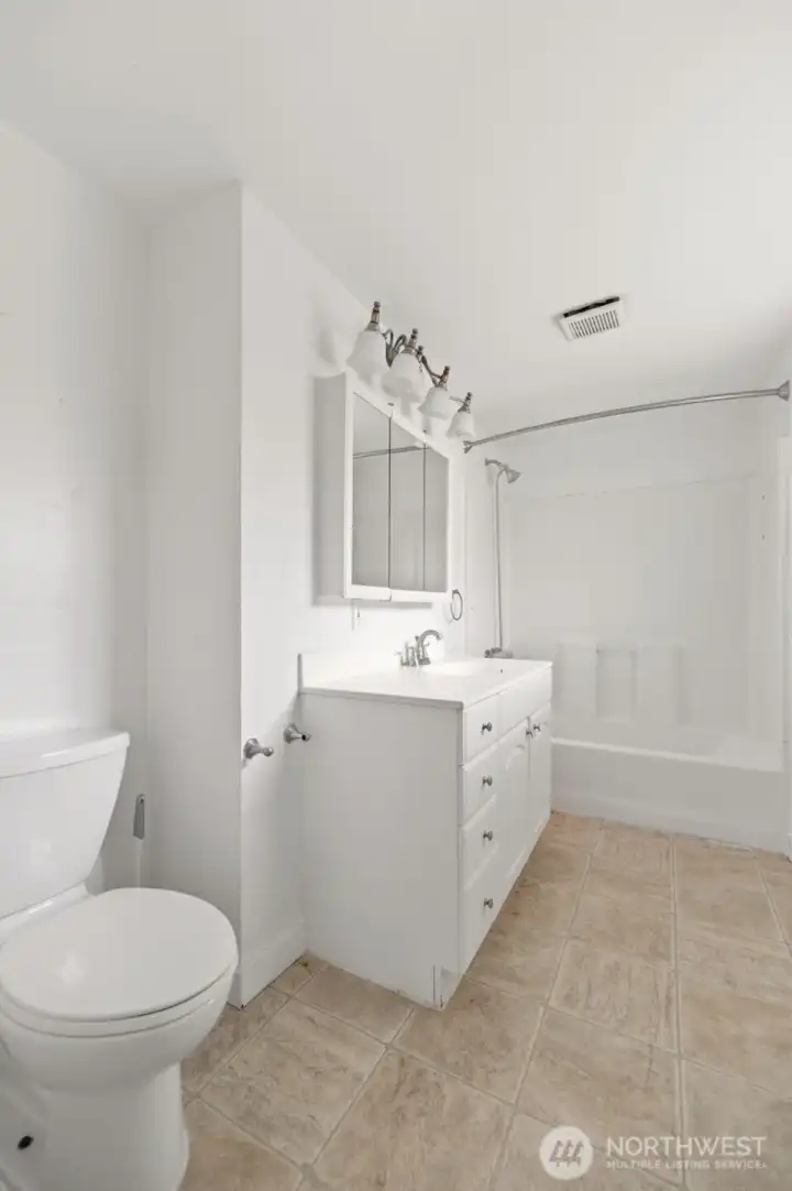 Primary en-suite bathroom