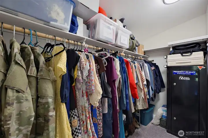 Walk-In Closet Walk-In Closet