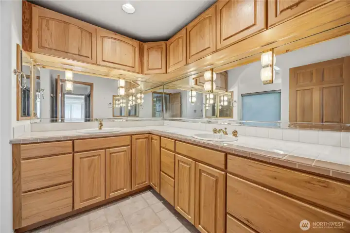 Primary Ensuite dual vanities. Primary Ensuite dual vanities.