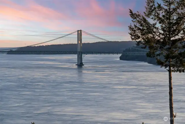 Awe inspiring views of the narrows bridge will take your break away.  Gaze at the water activity and natural wildlife below for ever-changing views outdoors.