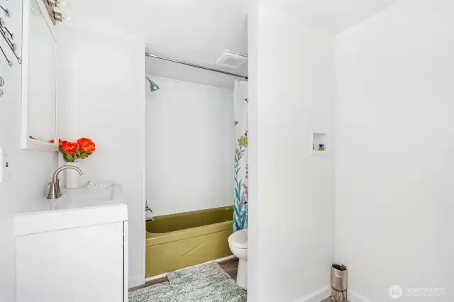 Full bath in between the 2 bedrooms