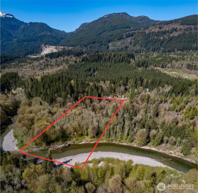 Approximate lot lines, lot does extend across the river