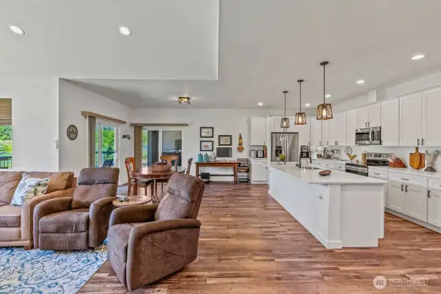 Back into the open-concept great room/kitchen/dining space ...
