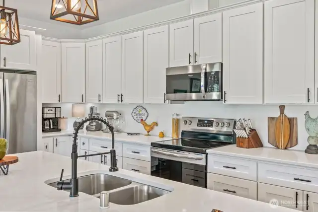Another view of all the stunning & well-appointed kitchen....