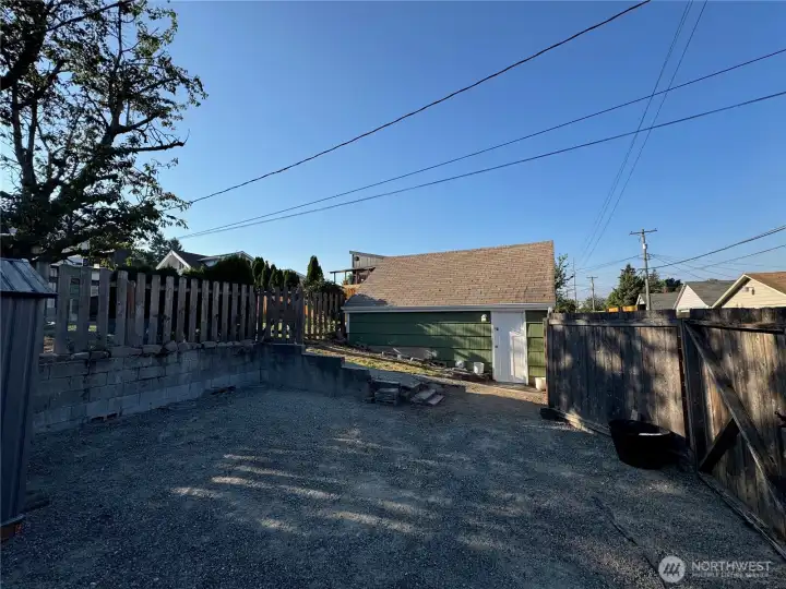 Side storage with gate by garage