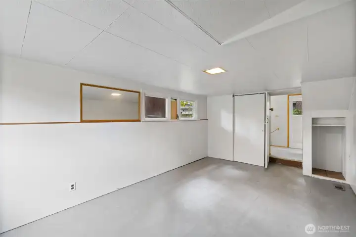 3rd bedroom with closet