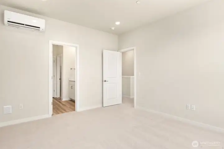 Primary bed facing en-suite bath