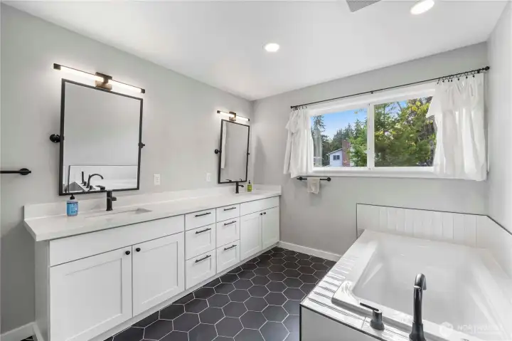Primary ensuite with 5 piece bath
