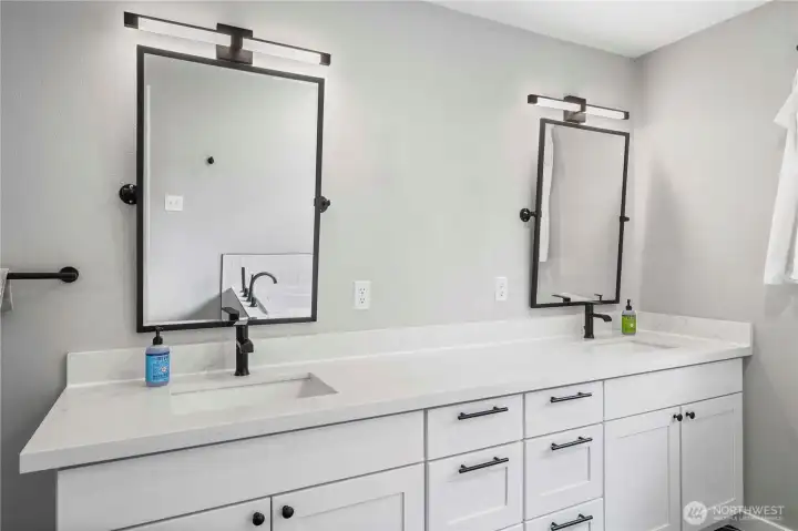 Double sinks in primary ensuite