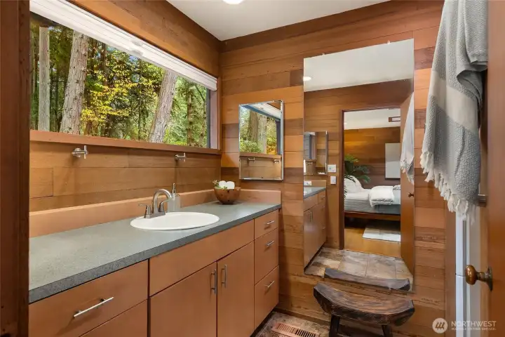 The primary en suite bathroom.