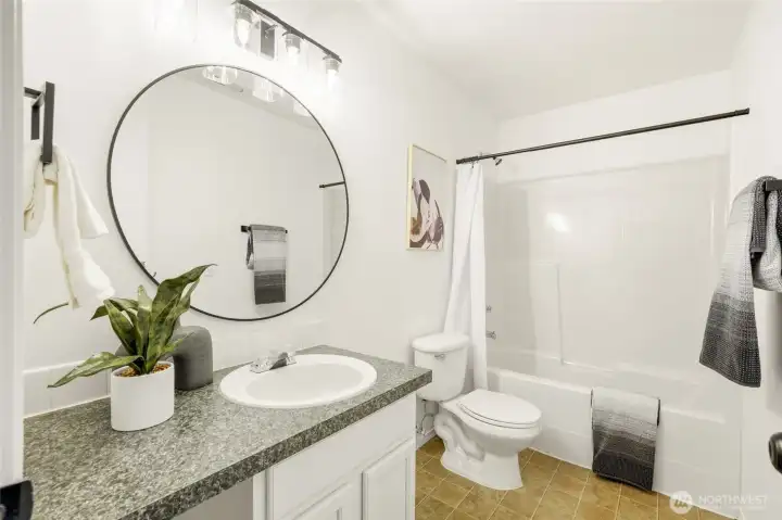 Full hall bath serving secondary bedrooms and loft