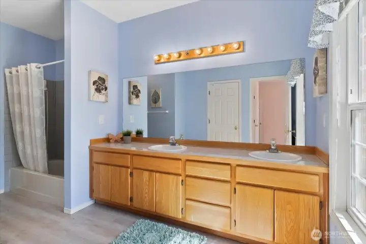 Jack n Jill bath between bedroom 1 & 2