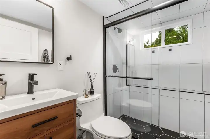 Same bath with the glass doors reinstalled.