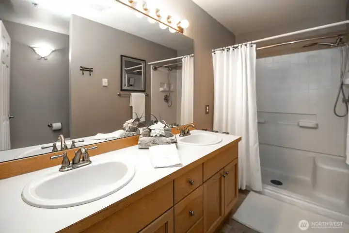 Upstairs hallway bath with 2 sinks
