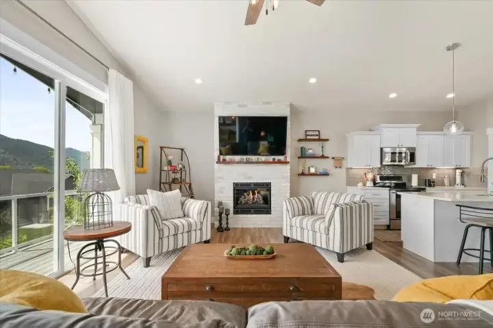 Enjoy relaxing watching television, the warm glow from the fireplace and the beautiful changing scenery.