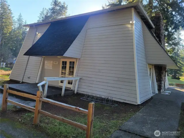 Clubhouse @ Lake can be reserved for   parties / events.