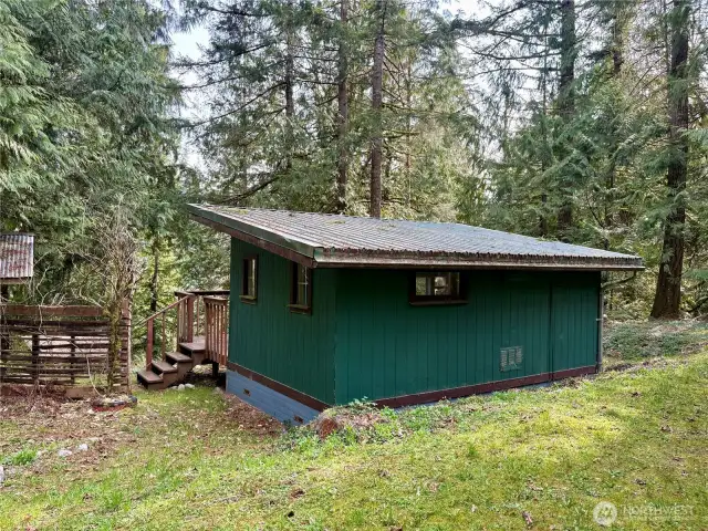 Lower cabin