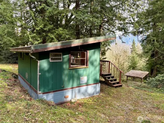 Lower cabin